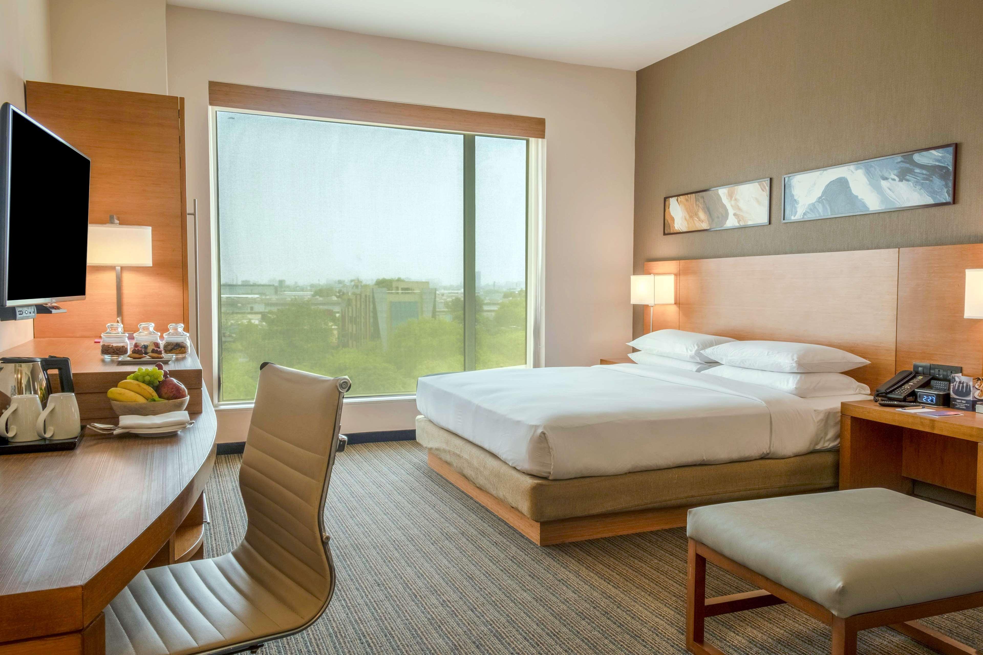 하얏트 플레이스 구르가온 우디오그 비하르 호텔 외부 사진 A guest room at the Hilton San Diego Bayfront
