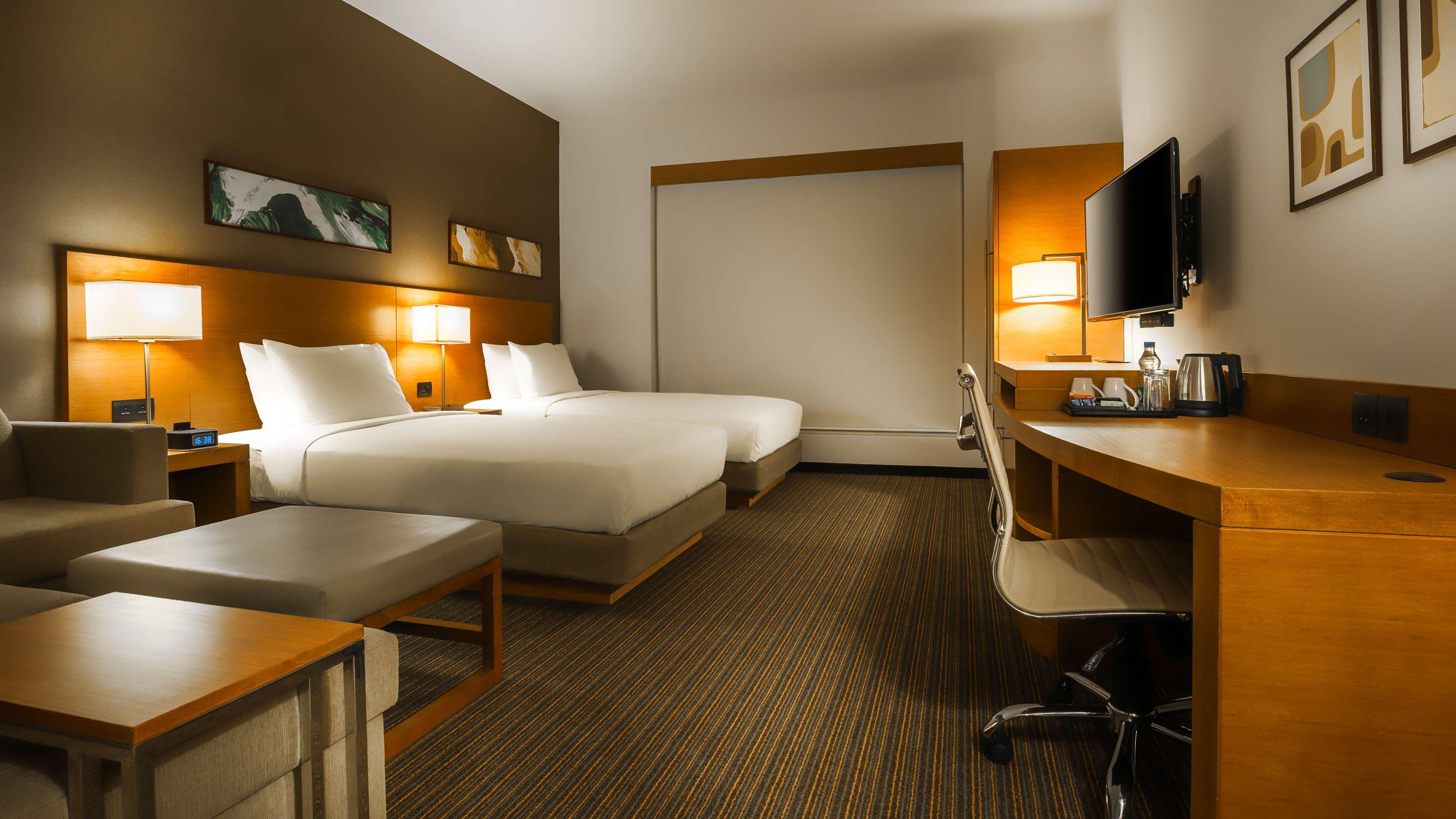 하얏트 플레이스 구르가온 우디오그 비하르 호텔 외부 사진 A typical room at the Holiday Inn Express