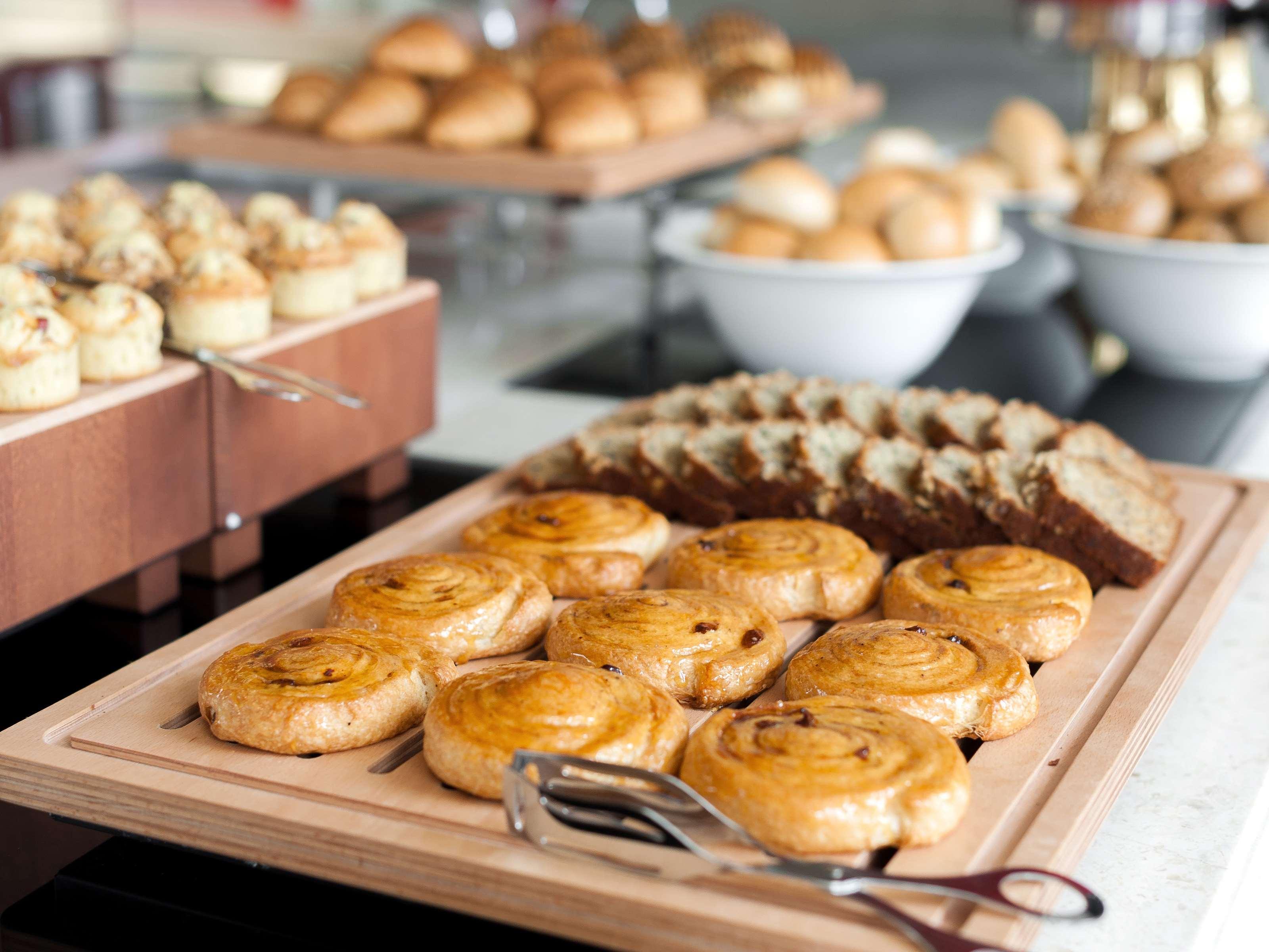 하얏트 플레이스 구르가온 우디오그 비하르 호텔 외부 사진 A selection of pastries