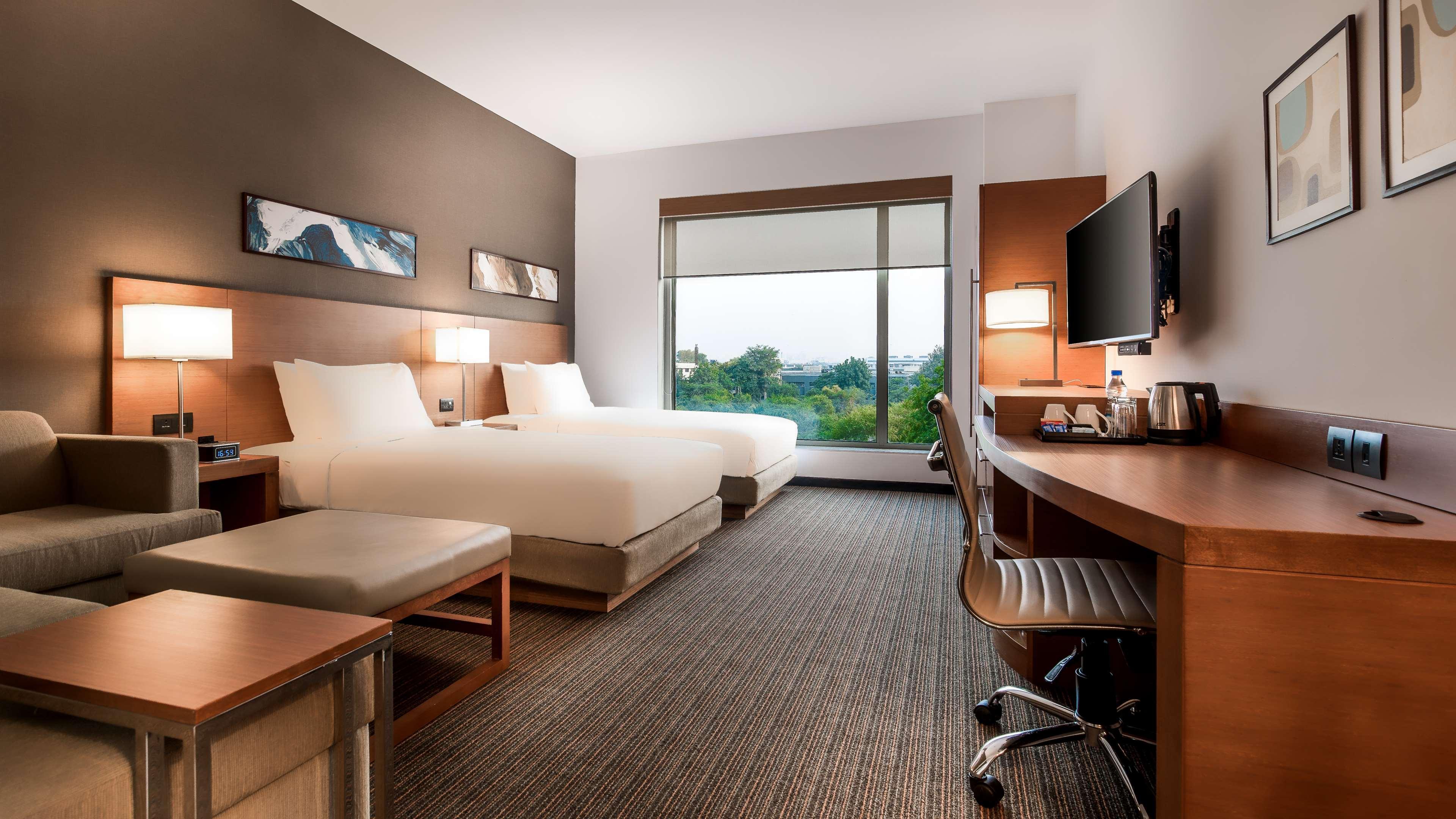하얏트 플레이스 구르가온 우디오그 비하르 호텔 외부 사진 A typical guest room at an Embassy Suites