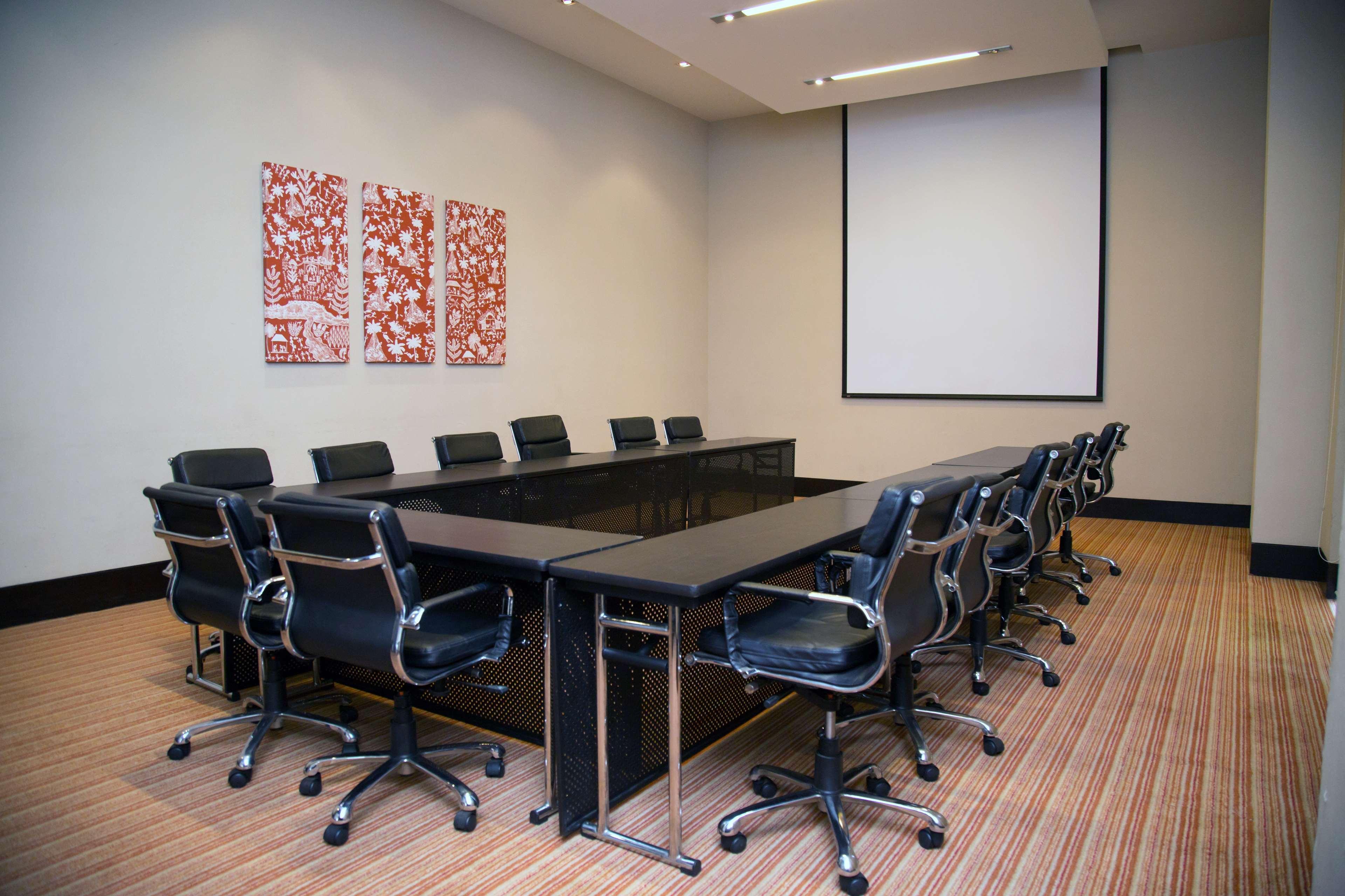하얏트 플레이스 구르가온 우디오그 비하르 호텔 외부 사진 A projection screen in a meeting room