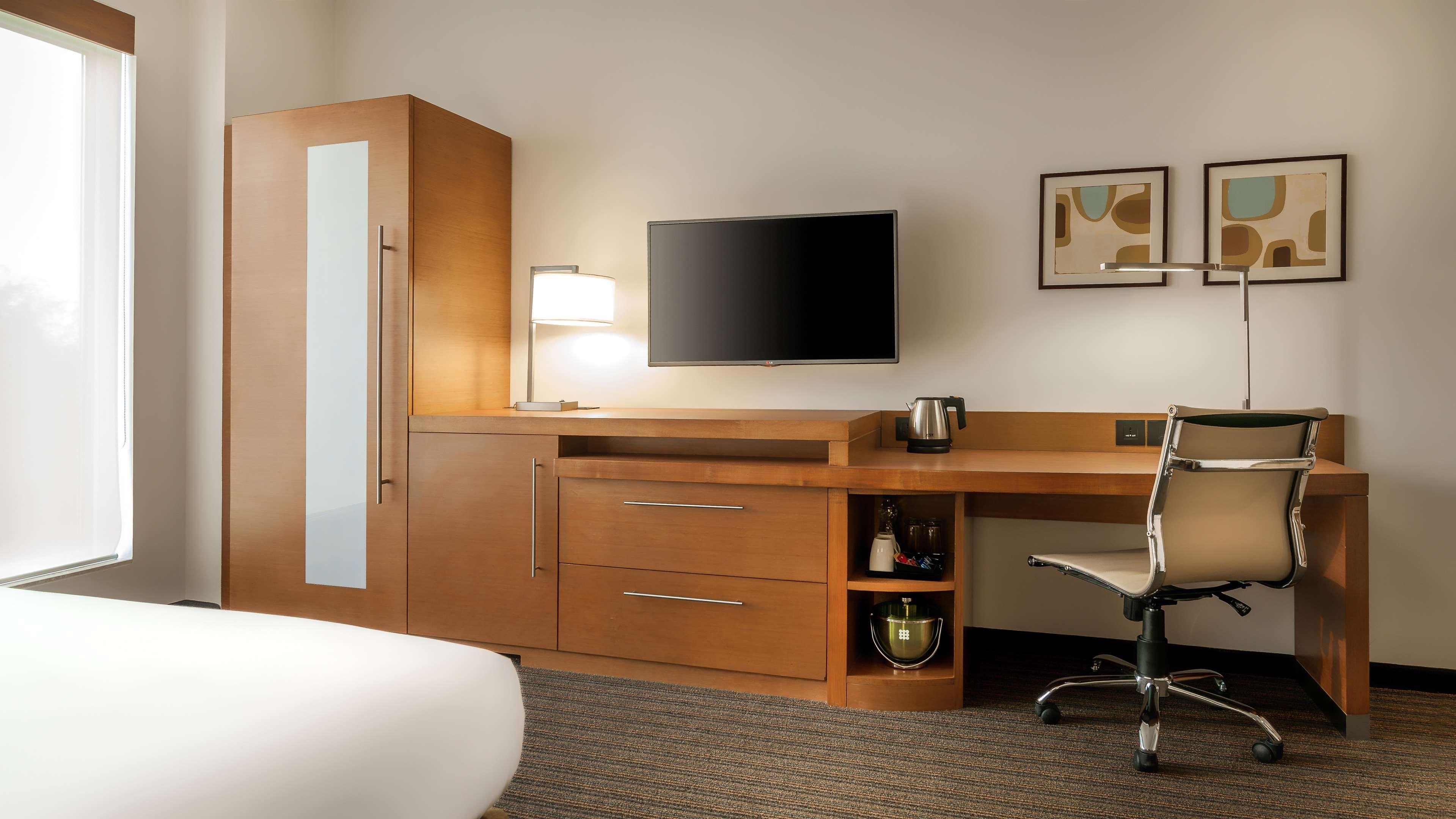 하얏트 플레이스 구르가온 우디오그 비하르 호텔 외부 사진 A typical room at the Hilton Garden Inn