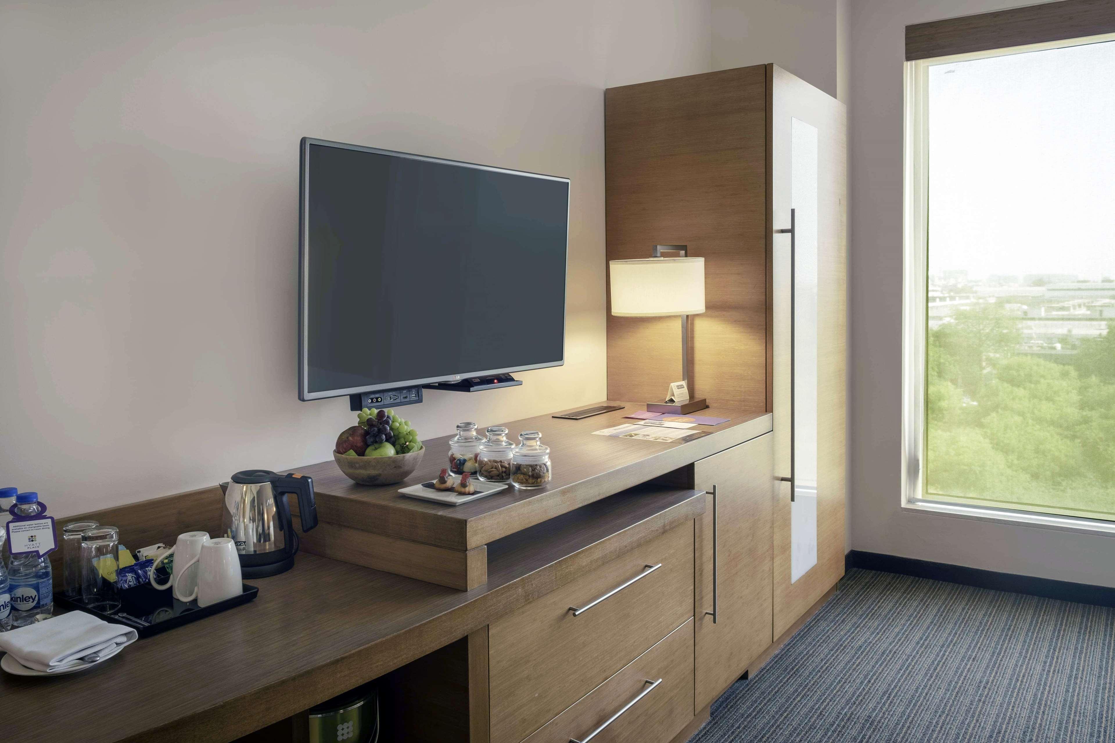 하얏트 플레이스 구르가온 우디오그 비하르 호텔 외부 사진 A typical room at the Hilton Garden Inn