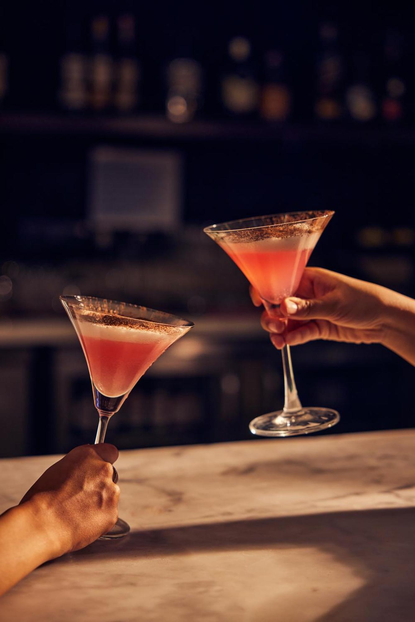 하얏트 플레이스 구르가온 우디오그 비하르 호텔 외부 사진 A hand holding a martini glass